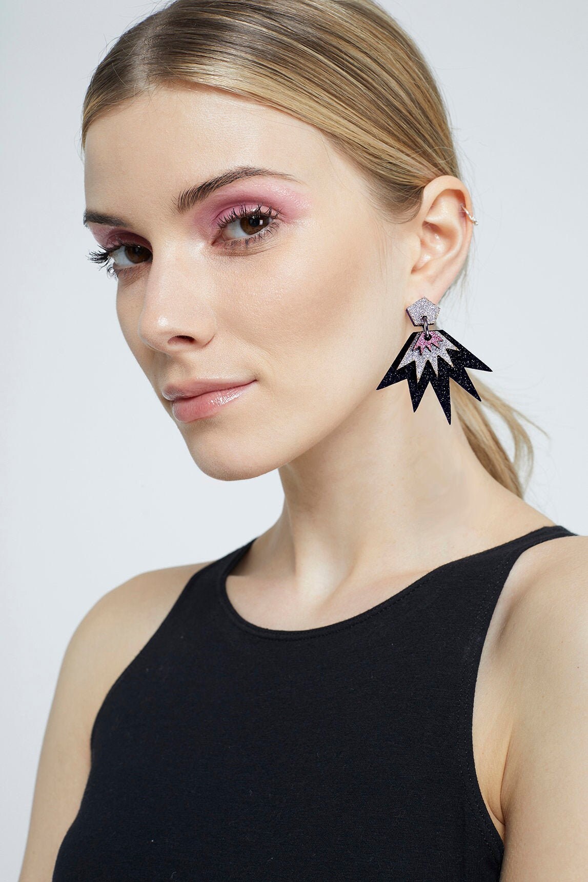 Bang Drop Ohrstecker - Schwarz, Silber & Pink. Glitzernde Lasergeschnittene Handgemachte Geschenke. Funkelnde Ohrringe Aus Holz Bang Drop Ohrstecker - Schwarz, Silber & Pink. Glitzernde Lasergeschnittene Handgemachte Geschenke. Funkelnde Ohrringe Aus Holz von KamCreates