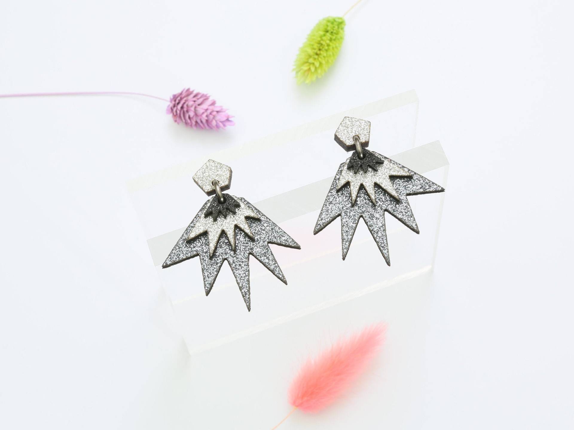 Bang Tropfen Ohrstecker - Grau, Silber & Schwarz Bang Tropfen Ohrstecker - Grau, Silber & Schwarz von KamCreates