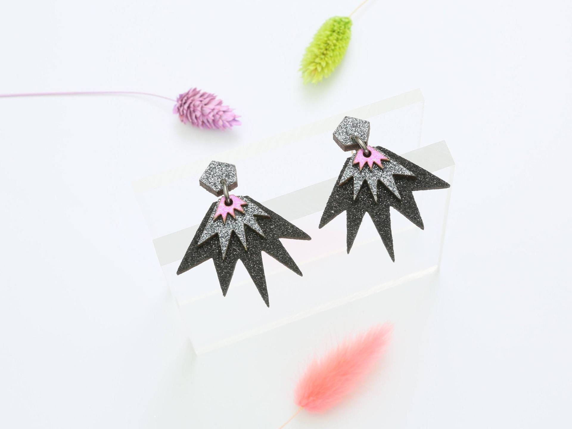 Bang Tropfen Ohrstecker - Schwarz, Grau & Hot Pink Bang Tropfen Ohrstecker - Schwarz, Grau & Hot Pink von KamCreates