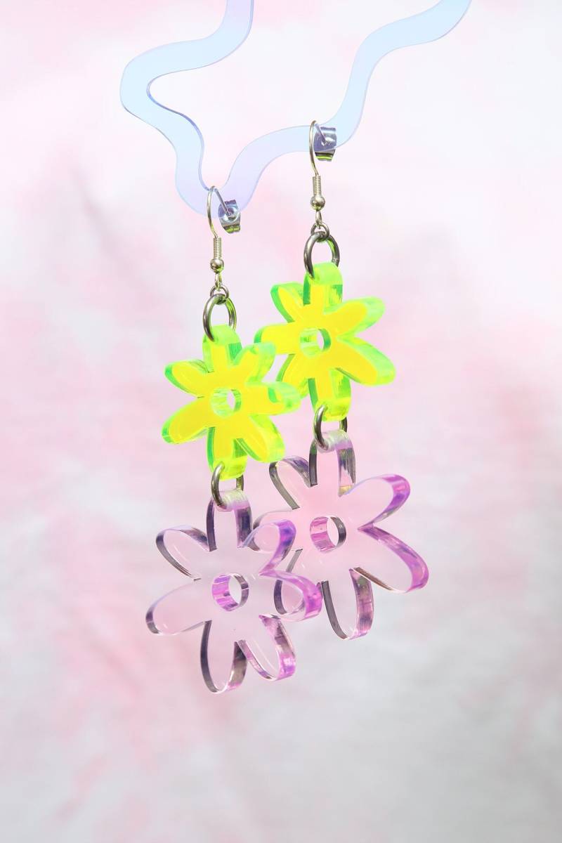 Flower Power Doppeltropfen Ohrringe in Säure & Pink von KamCreates