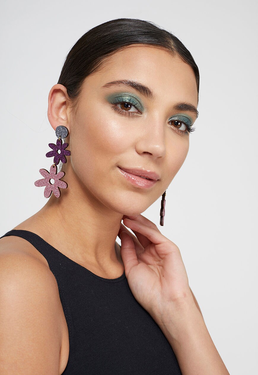 Glitzernde Flower Power Double Drop Ohrstecker in Baby Pink, Lila & Grau Glitzernde Flower Power Double Drop Ohrstecker in Baby Pink, Lila & Grau von KamCreates