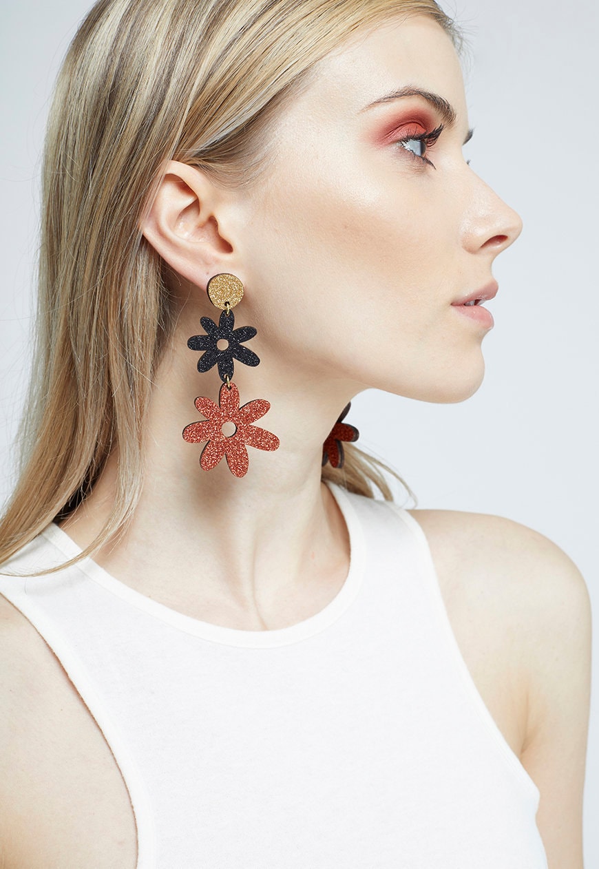 Glitzernde Flower Power Double Drop Ohrstecker in Gold, Schwarz & Orange. Lasergeschnittene Handgemachte Weihnachtsgeschenke Für Sie. Holz Und Glitzernde Flower Power Double Drop Ohrstecker in Gold, Schwarz & Orange. Lasergeschnittene Handgemachte Weihnachtsgeschenke Für Sie. Holz Und von KamCreates