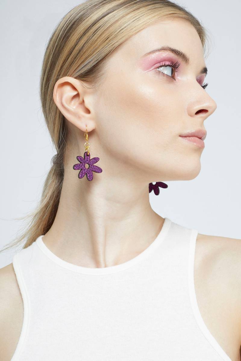 Glitzernde Flower Power Haken Ohrringe in Lila. Lasergeschnittene Handgemachte Weihnachtsgeschenke Für Sie. Funkelnde Holzblumen Ohrringe Glitzernde Flower Power Haken Ohrringe in Lila. Lasergeschnittene Handgemachte Weihnachtsgeschenke Für Sie. Funkelnde Holzblumen Ohrringe von KamCreates