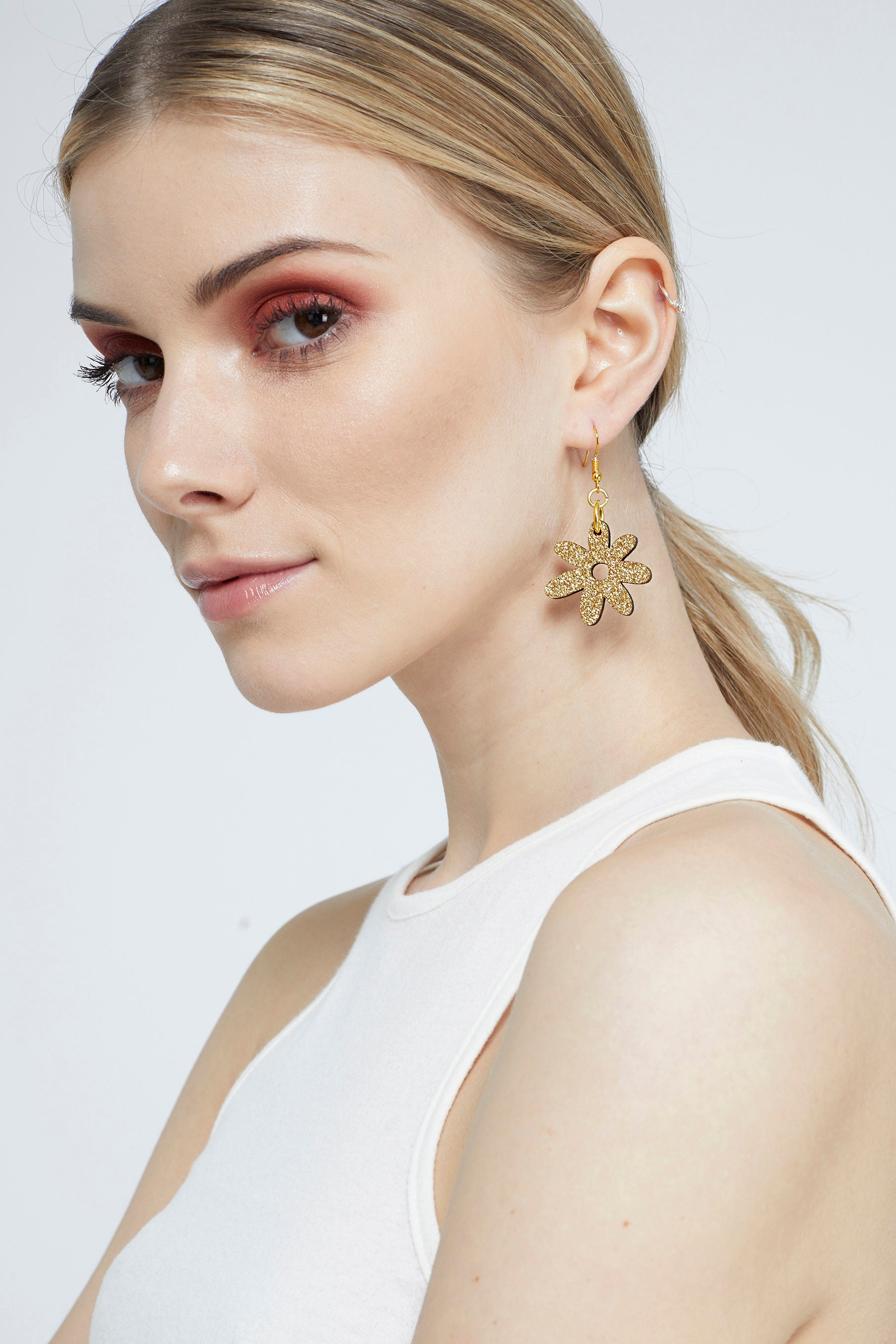 Glitzernde Flower Power Ohrringe in Gold Glitzernde Flower Power Ohrringe in Gold von KamCreates