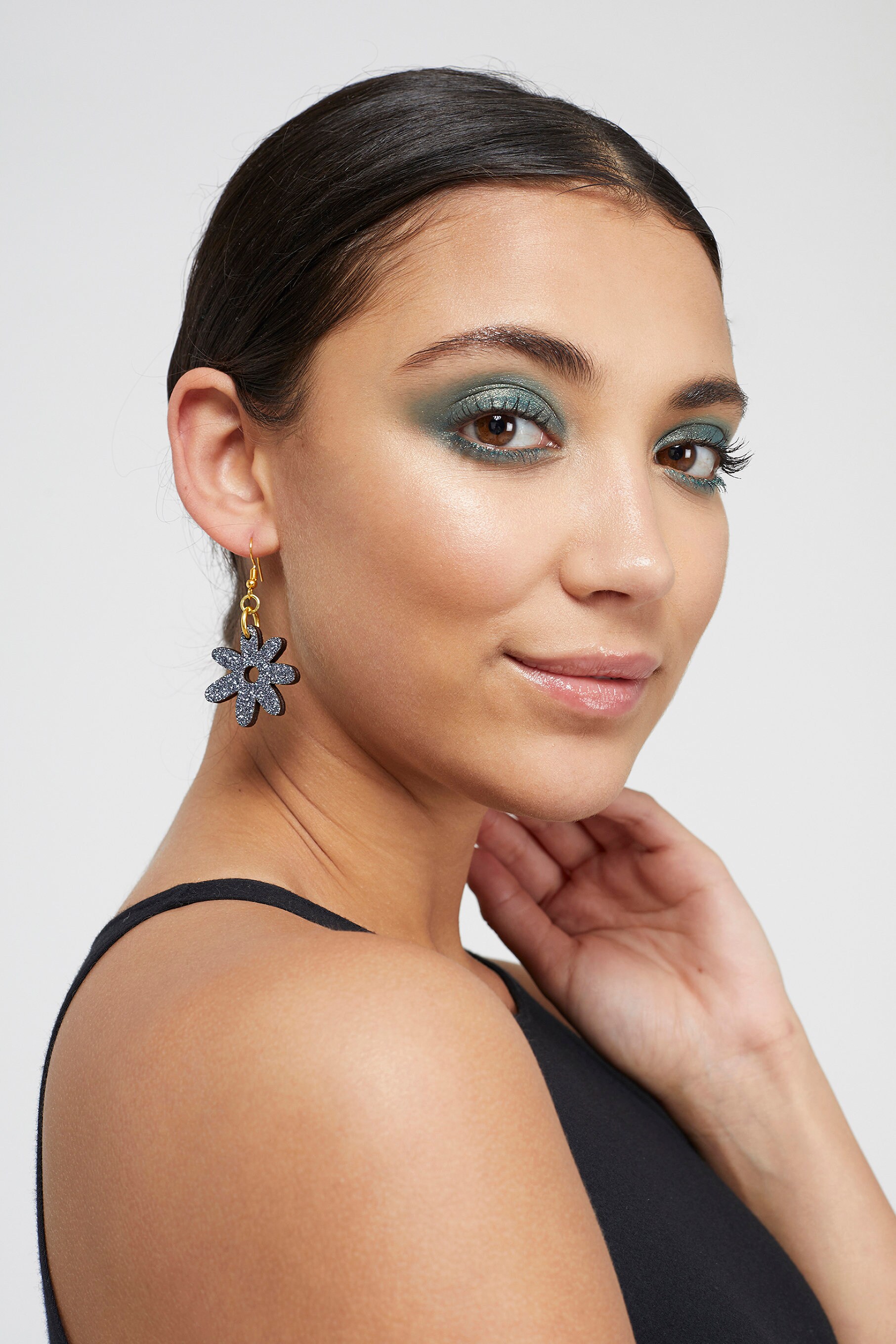 Glitzernde Flower Power Ohrringe in Grau Glitzernde Flower Power Ohrringe in Grau von KamCreates