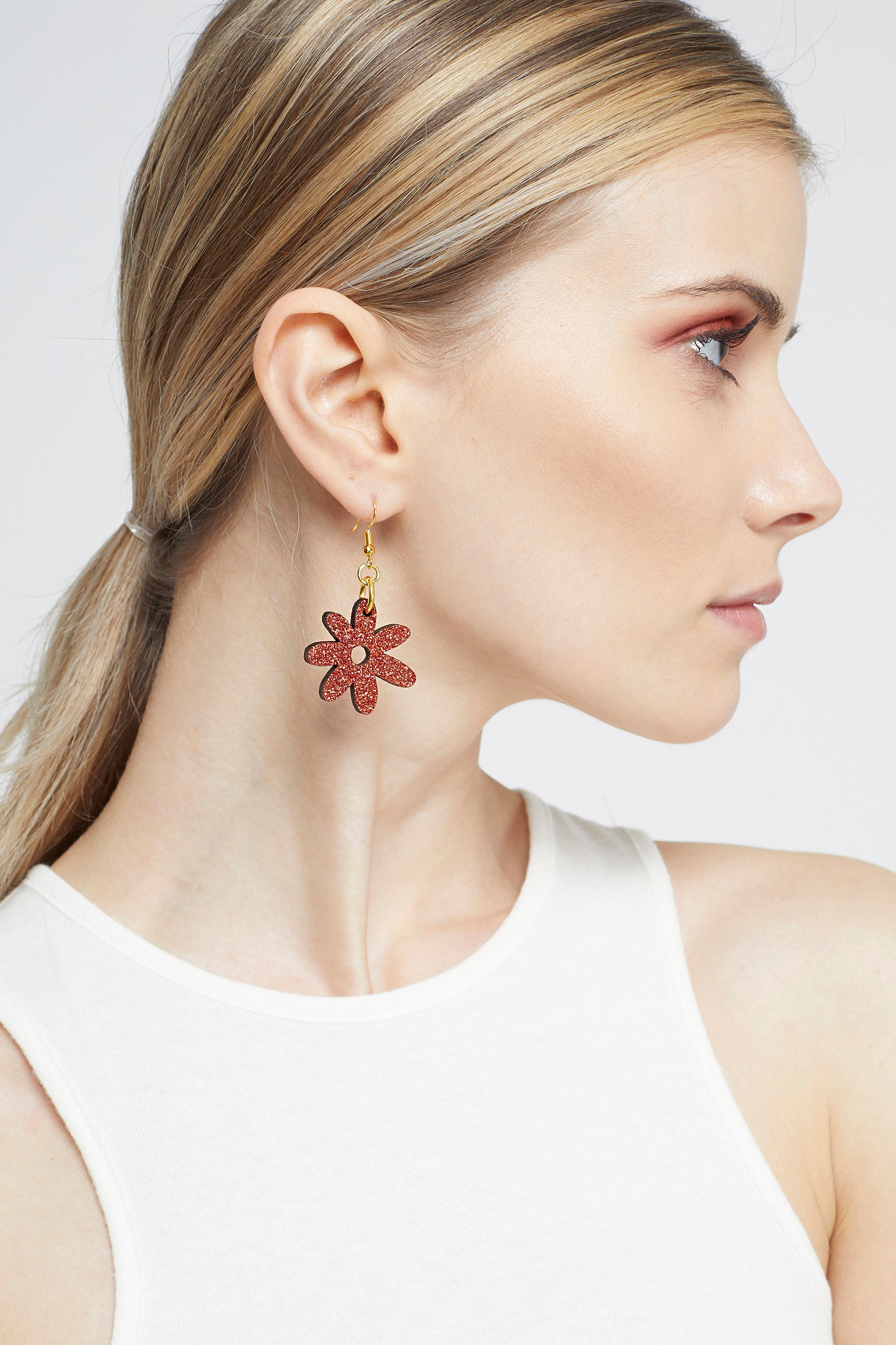 Glitzernde Flower Power Ohrringe in Orange Glitzernde Flower Power Ohrringe in Orange von KamCreates