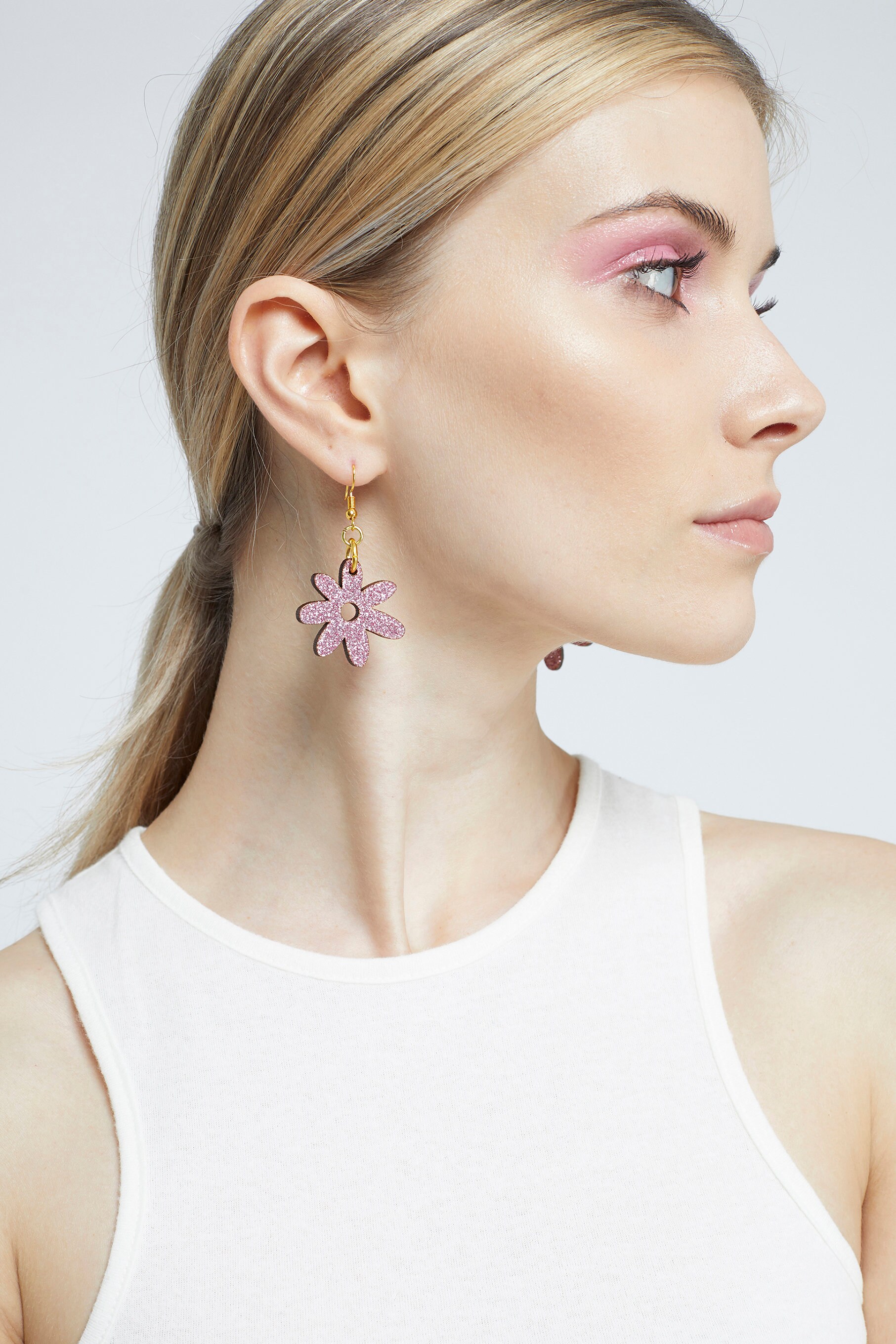 Glitzernde Flower Power Ohrringe in Rosa Dämmerung Glitzernde Flower Power Ohrringe in Rosa Dämmerung von KamCreates