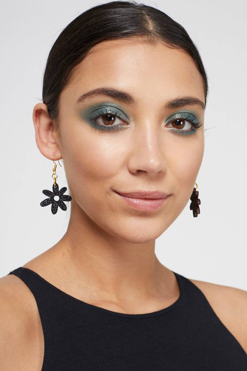 Glitzernde Flower Power Ohrringe in Schwarz von KamCreates