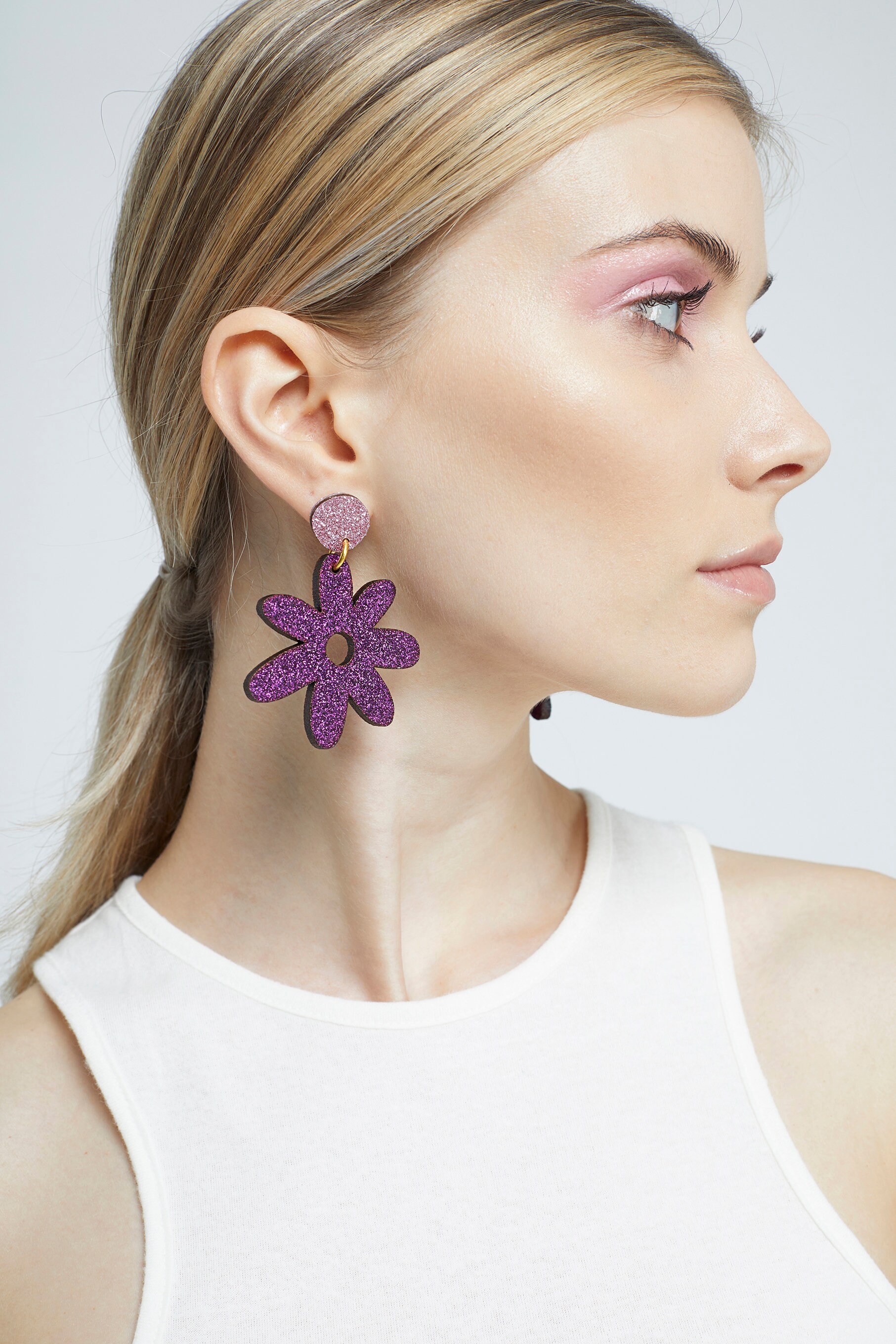 Glitzernde Flower Power Tropfen Ohrstecker in Lila Und Rosa. Lasergeschnittene Handgemachte Weihnachtsgeschenke Für Sie. Funkelnde Holzblumen Glitzernde Flower Power Tropfen Ohrstecker in Lila Und Rosa. Lasergeschnittene Handgemachte Weihnachtsgeschenke Für Sie. Funkelnde Holzblumen von KamCreates