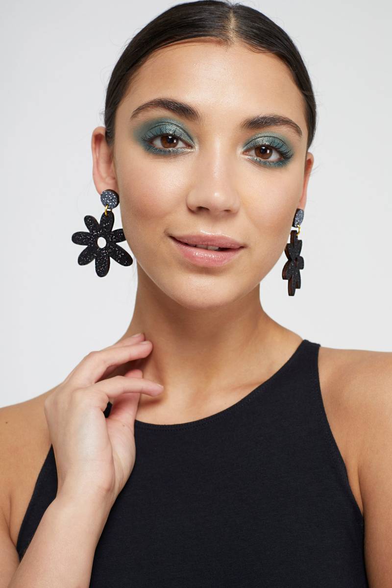 Glitzernde Flower Power Tropfen Ohrstecker in Schwarz Und Grau. Lasergeschnittene Handgemachte Weihnachtsgeschenke Für Sie. Funkelnde Blumen Ohrringe von KamCreates