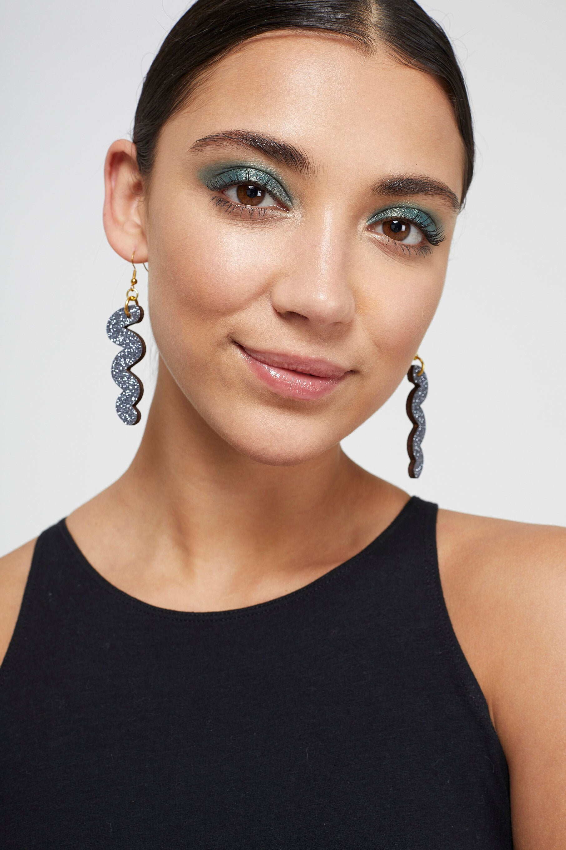 Glitzernde Knebelhaken Ohrringe in Grau Glitzernde Knebelhaken Ohrringe in Grau von KamCreates