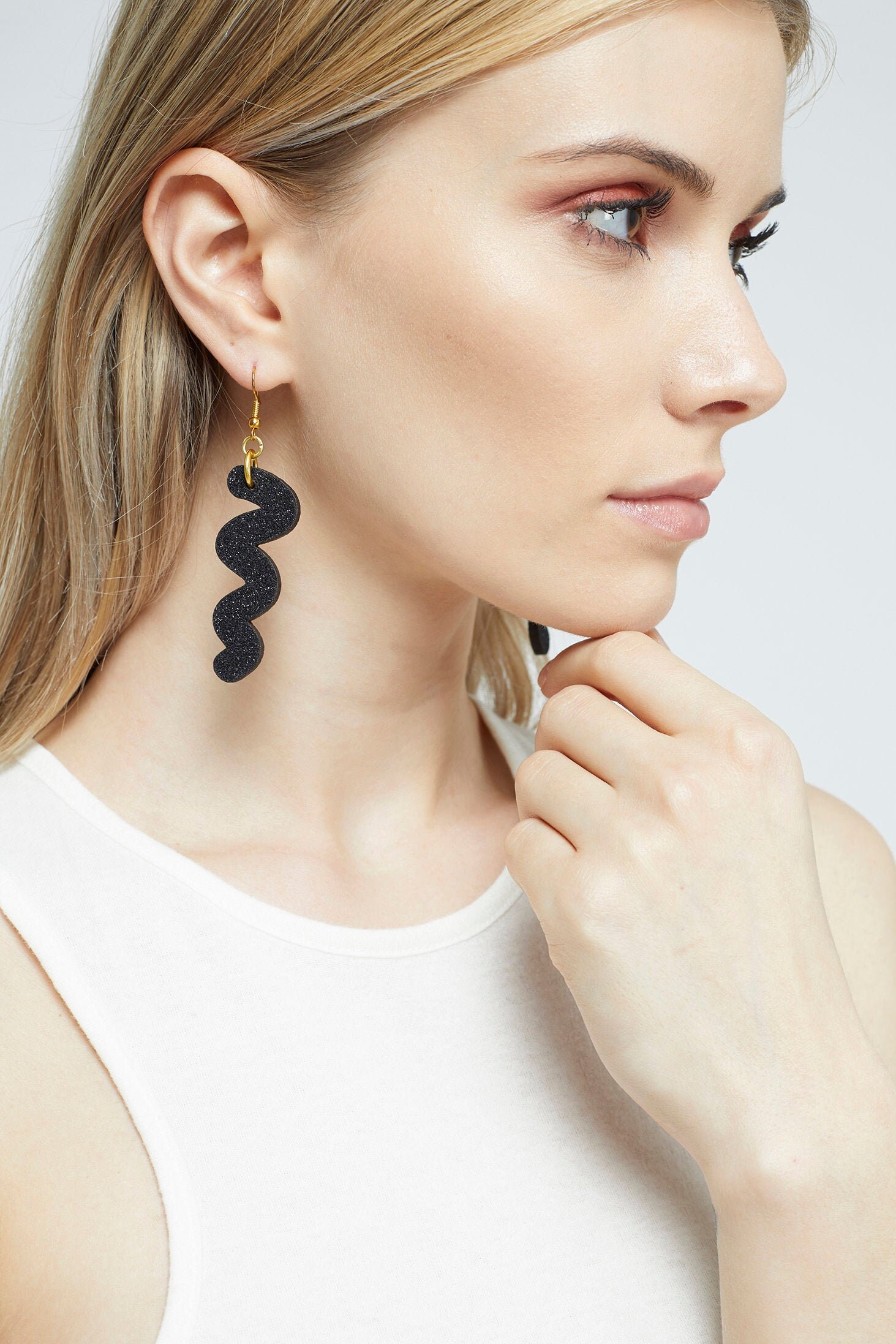 Glitzernde Knebelhaken Ohrringe in Schwarz Glitzernde Knebelhaken Ohrringe in Schwarz von KamCreates
