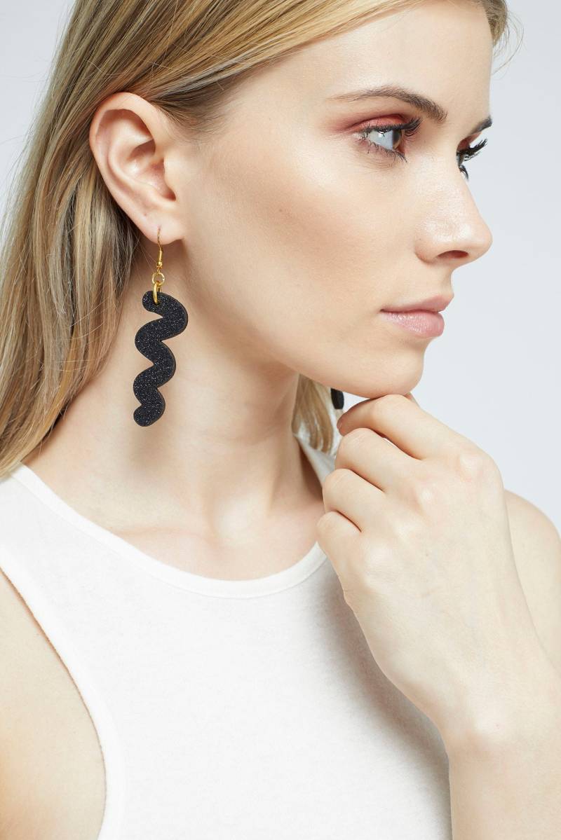 Glitzernde Knebelhaken Ohrringe in Schwarz Glitzernde Knebelhaken Ohrringe in Schwarz von KamCreates
