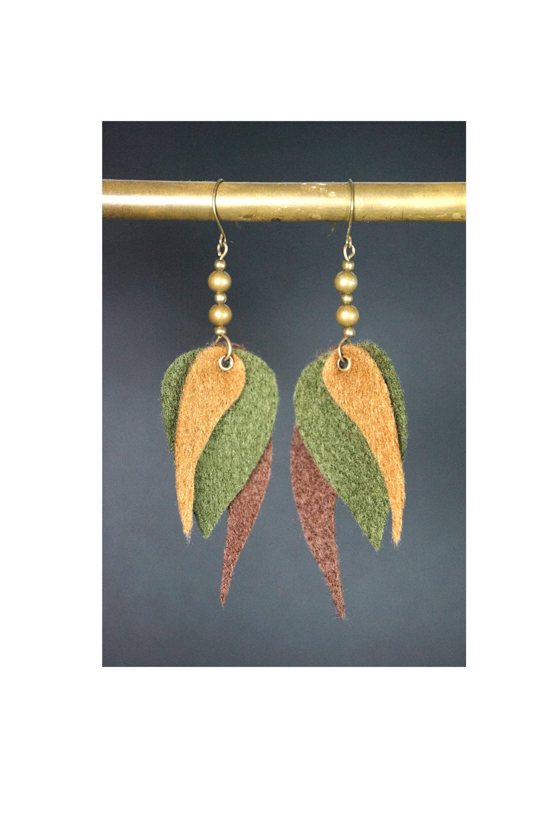 Filz Ohrringe, Feen Festival Schmuck, Lange Perlen Vegan, Elfen Waldgeist, Naturfarben, Blumen, Blätter von KamaCrafts