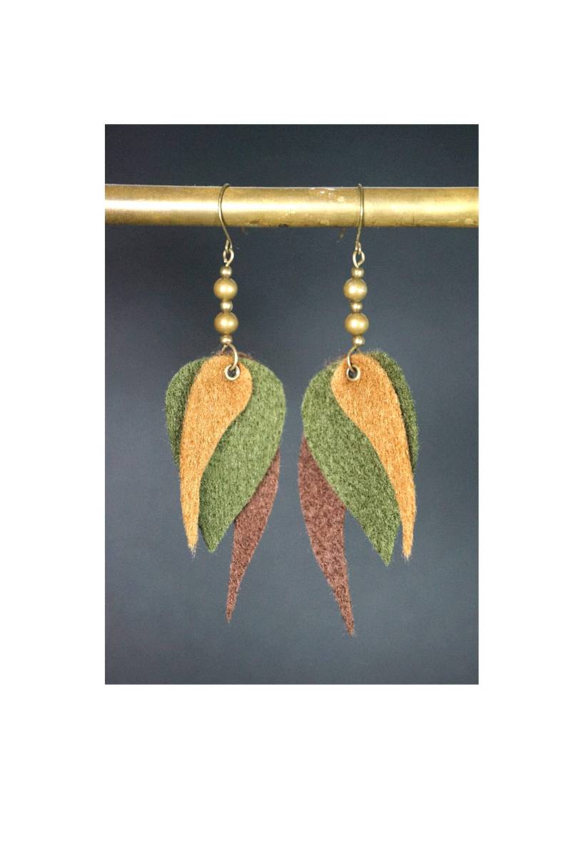 Filz Ohrringe, Feen Festival Schmuck, Lange Perlen Vegan, Elfen Waldgeist, Naturfarben, Blumen, Blätter von KamaCrafts