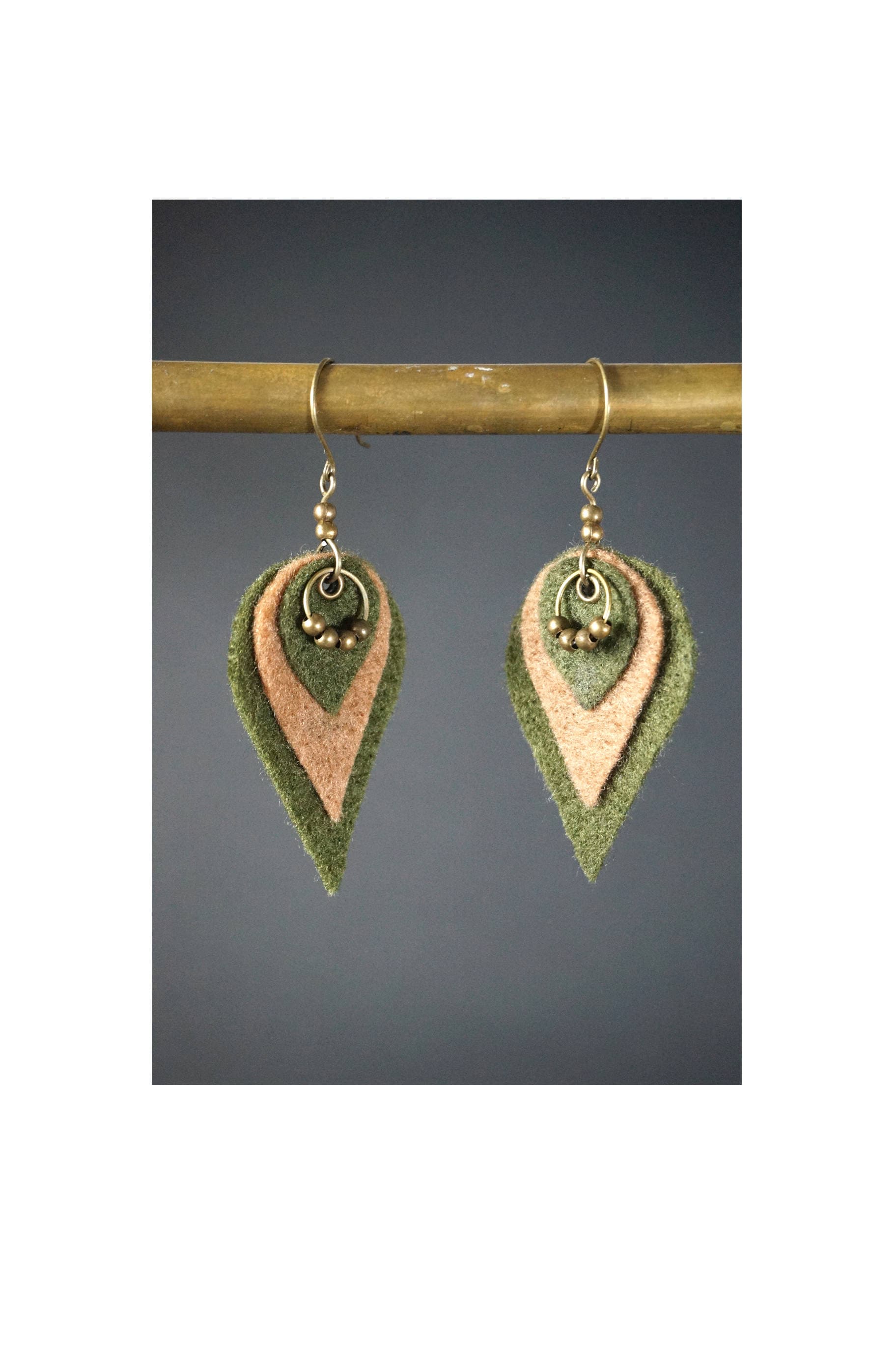 Filz Ohrringe, Lange Tropfen Festival Schmuck, Reifen Messing Perlen, Vegan, Elfen Feen Waldgeist, Naturfarben, Piercing von KamaCrafts