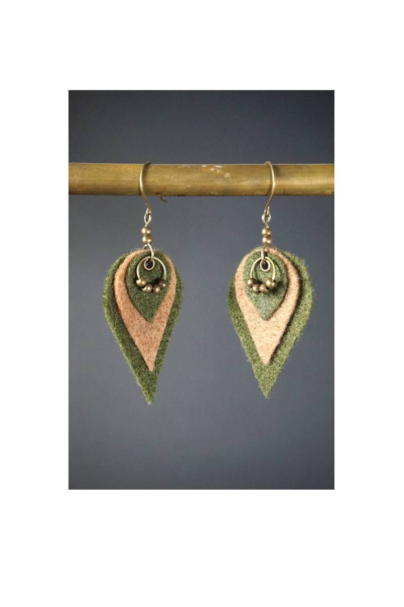 Filz Ohrringe, Lange Tropfen Festival Schmuck, Reifen Messing Perlen, Vegan, Elfen Feen Waldgeist, Naturfarben, Piercing von KamaCrafts