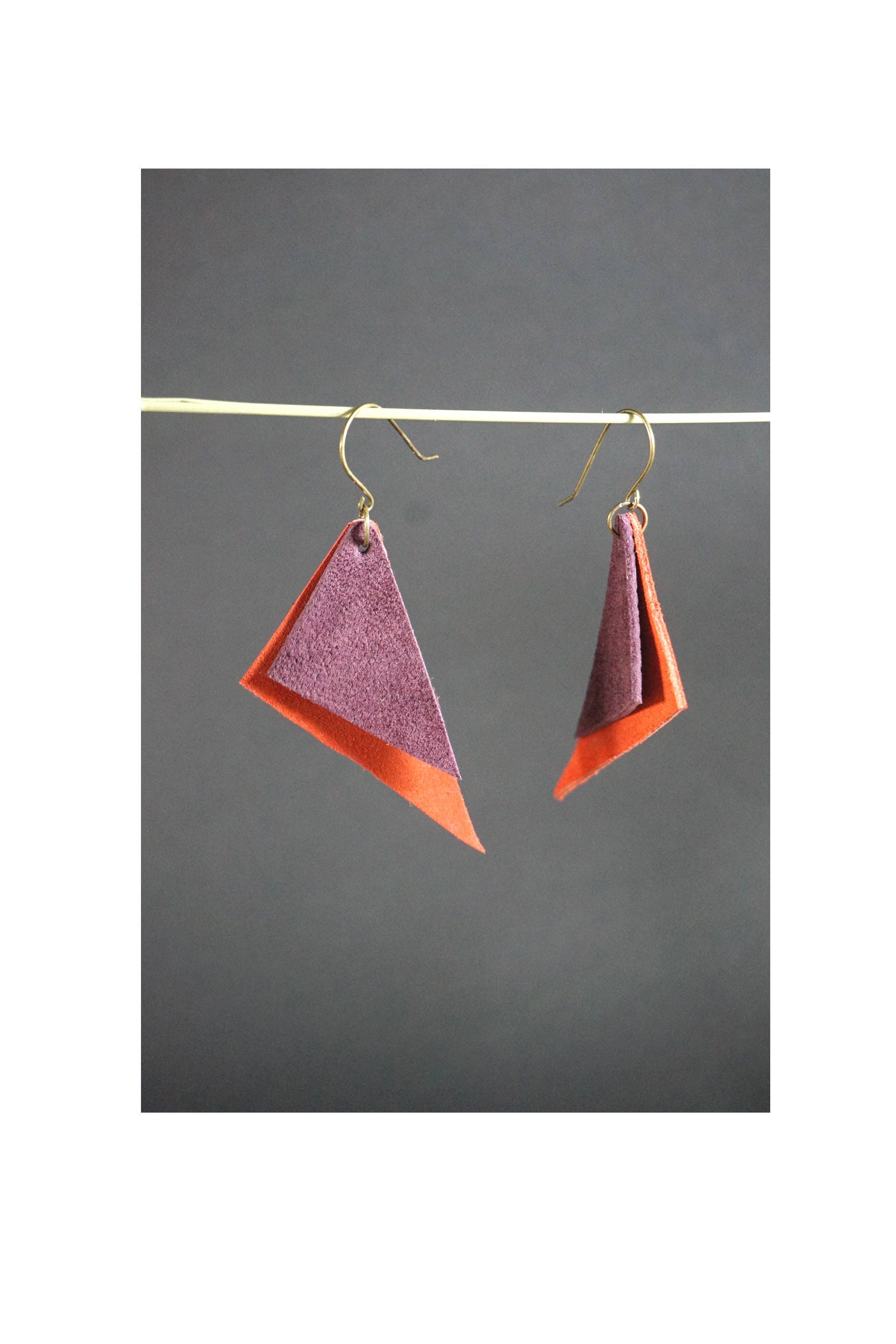 Große Funky Leder Ohrringe, Geometrisch Dreiecke, Bunt, Violet Orange, Dreieck Lang, Groß, Rauhleder, Waldfee, Festival Schmuck von KamaCrafts