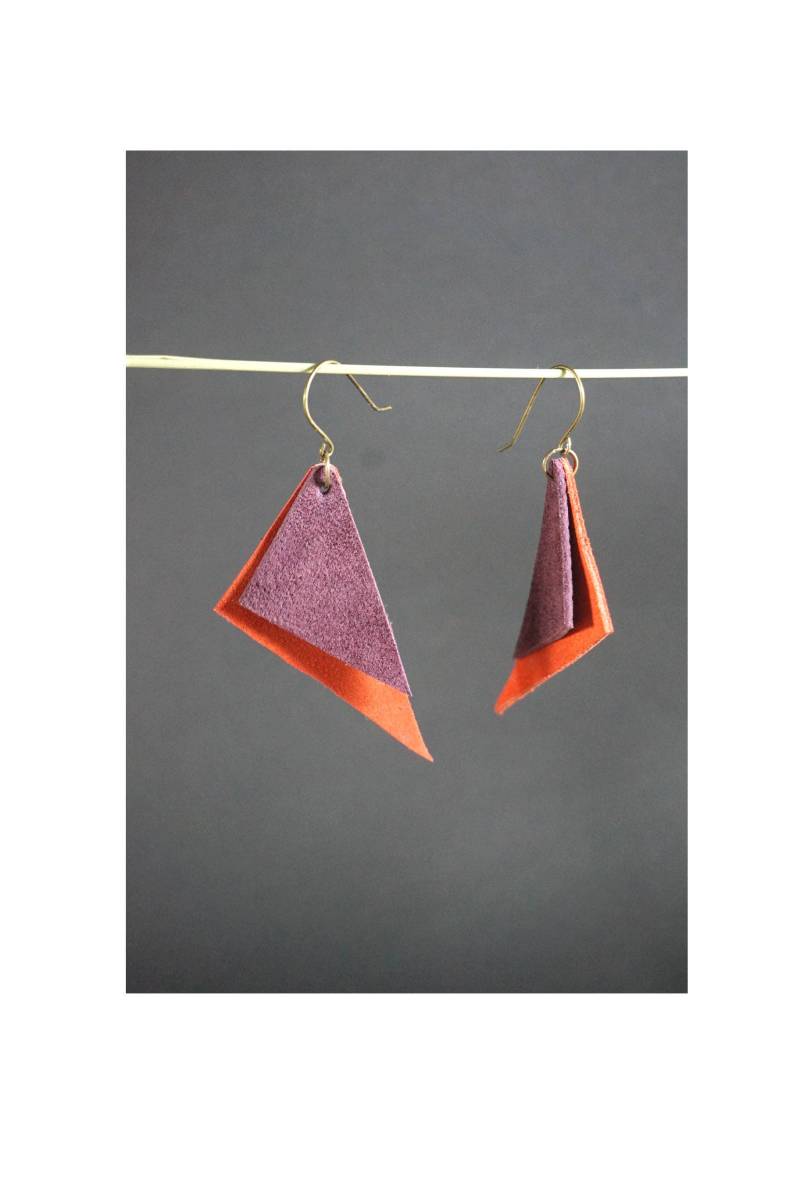 Große Funky Leder Ohrringe, Geometrisch Dreiecke, Bunt, Violet Orange, Dreieck Lang, Groß, Rauhleder, Waldfee, Festival Schmuck von KamaCrafts