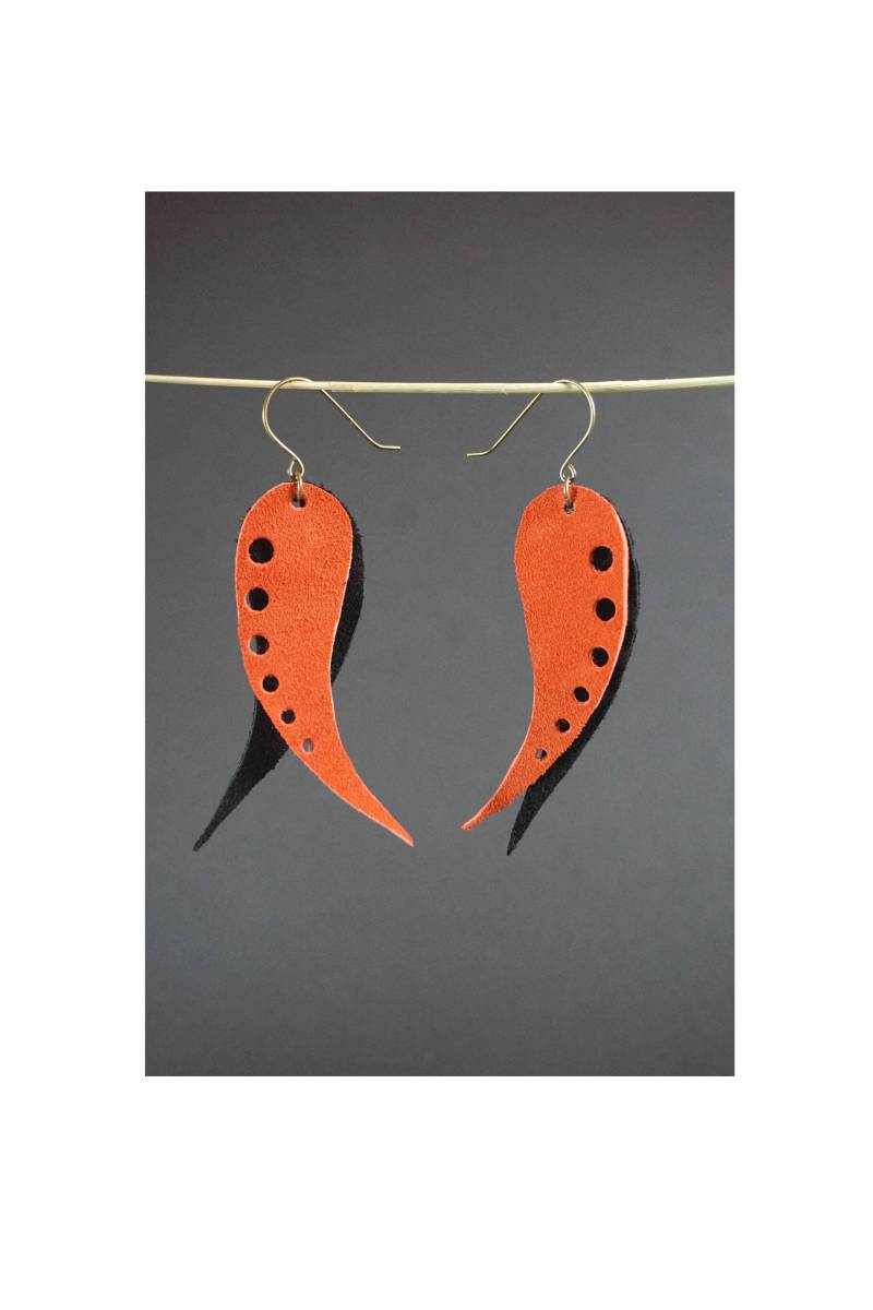 Leder Ohrringe, Langer Schwarz Orange Ohrschmuck, Rauhleder, Gestanzte Löcher, Lederzahn, Spitze Hängeohrring, Festival Schmuck von KamaCrafts