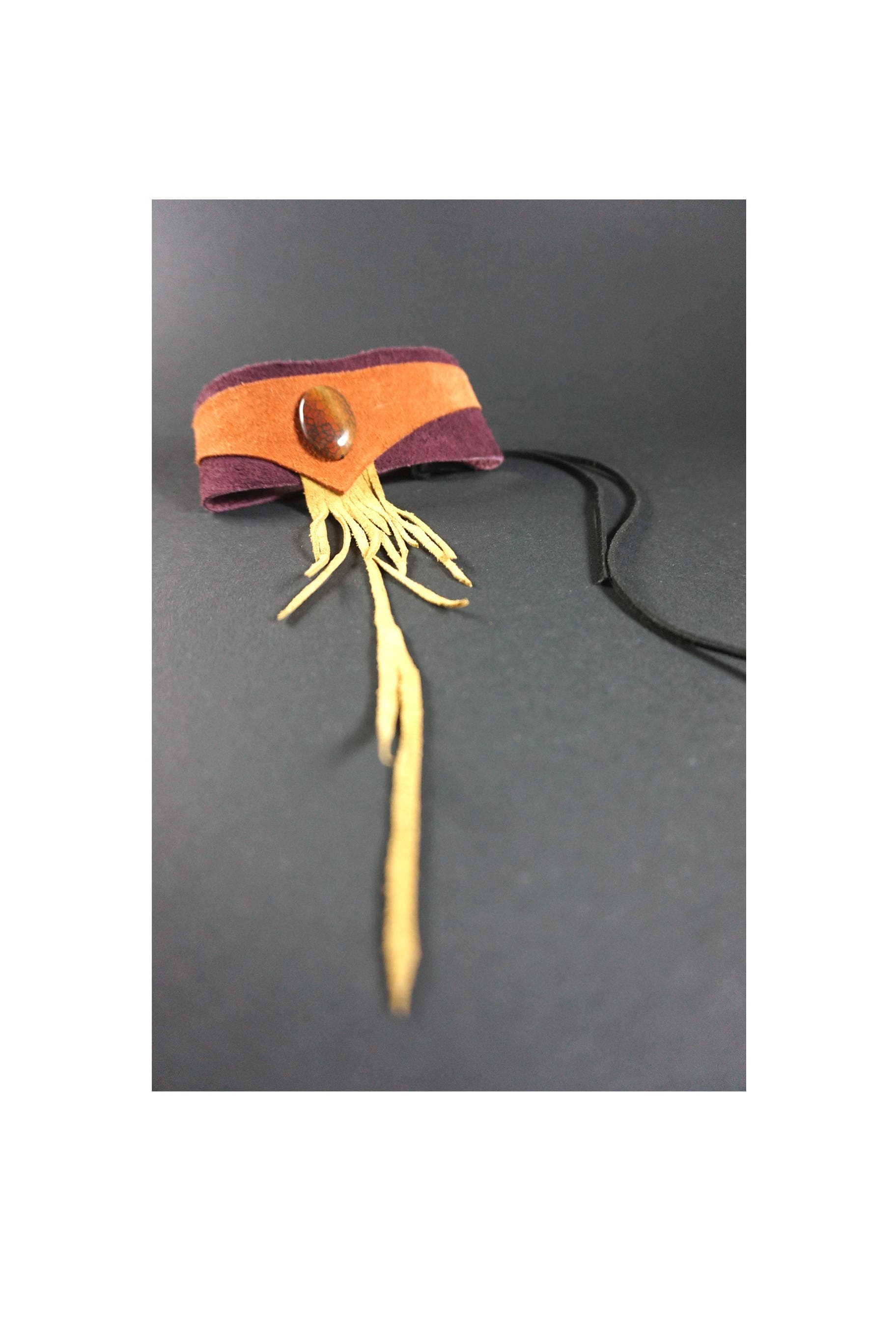 Oberarmband, Armband, Lederarmband, Oval Flach Achat, Violettes Leder Spitz, Breit, Rauhleder Fransen, Festival Armschmuck, Elfe von KamaCrafts