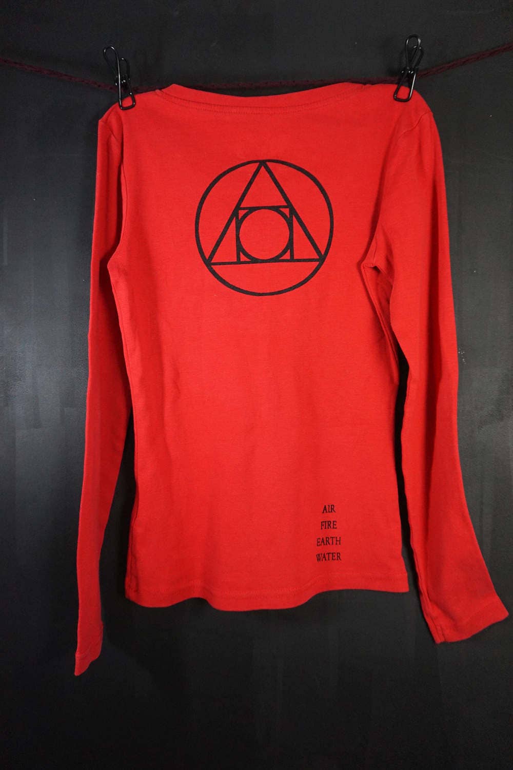 Sale Siebdruck T-Shirt - Alchemie Handbedruckt, Rot, Langarm, Schwarzer Druck, Philosophie, Elemente, Geometrie, Secondhand, Xsmall von KamaCrafts