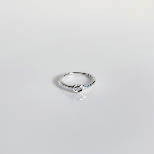 Kamakula Wasserfester Knotenring aus Edelstahl in Gold und Silber, schmaler winziger Liebesknotenring stapelbar, zierlicher dünner minimalistischer Ring Brezelknoten (Silber, 9) von Kamakula