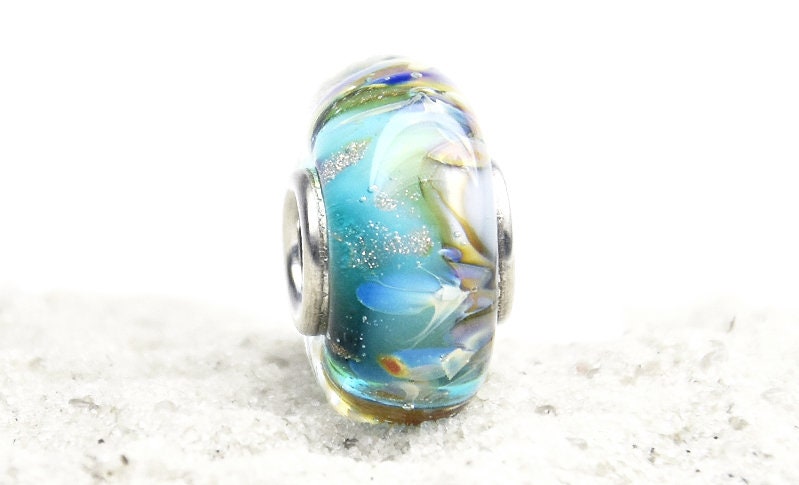Handgefertigte Glasperle Mit Silberröhrchen Handgefertigte Glasperle Mit Silberröhrchen von KamaneJewelry