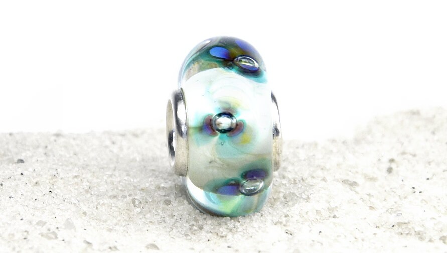 Handgefertigte Glasperle Mit Silberröhrchen Handgefertigte Glasperle Mit Silberröhrchen von KamaneJewelry