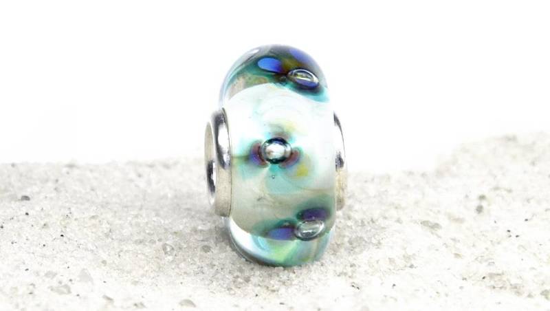 Handgefertigte Glasperle Mit Silberröhrchen Handgefertigte Glasperle Mit Silberröhrchen von KamaneJewelry