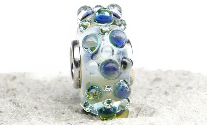 Handgefertigte Glasperle Mit Silberröhrchen Handgefertigte Glasperle Mit Silberröhrchen von KamaneJewelry