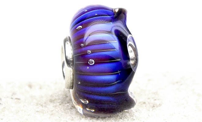 Handgefertigte Glasperle Mit Silberröhrchen Handgefertigte Glasperle Mit Silberröhrchen von KamaneJewelry