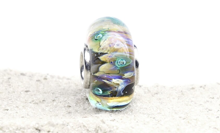 Handgefertigte Glasperle Mit Silberrohr Handgefertigte Glasperle Mit Silberrohr von KamaneJewelry