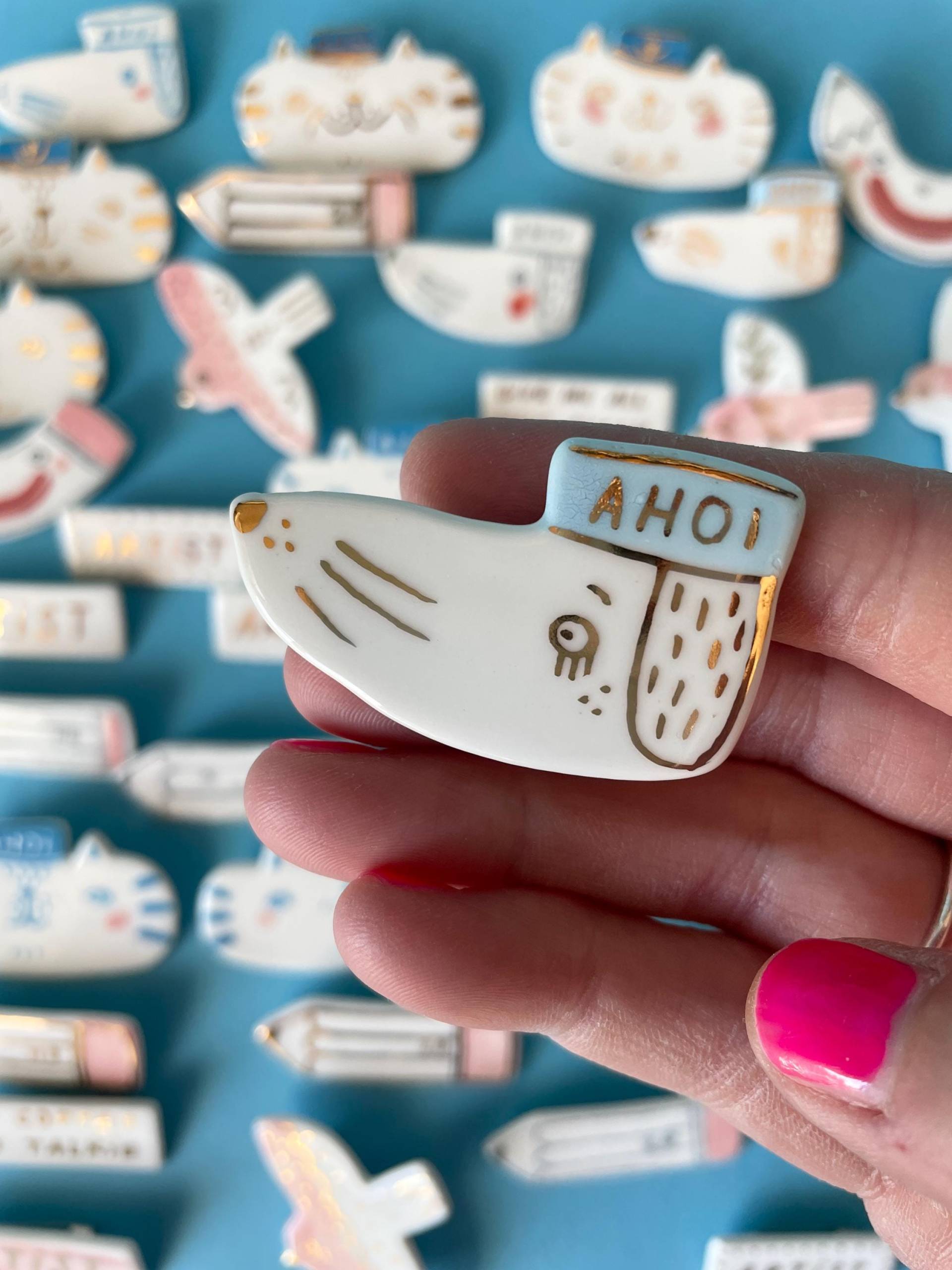 Ahoi Doggo | Porzellan-Pin Ahoi Doggo | Porzellan-Pin von KaminkaShop
