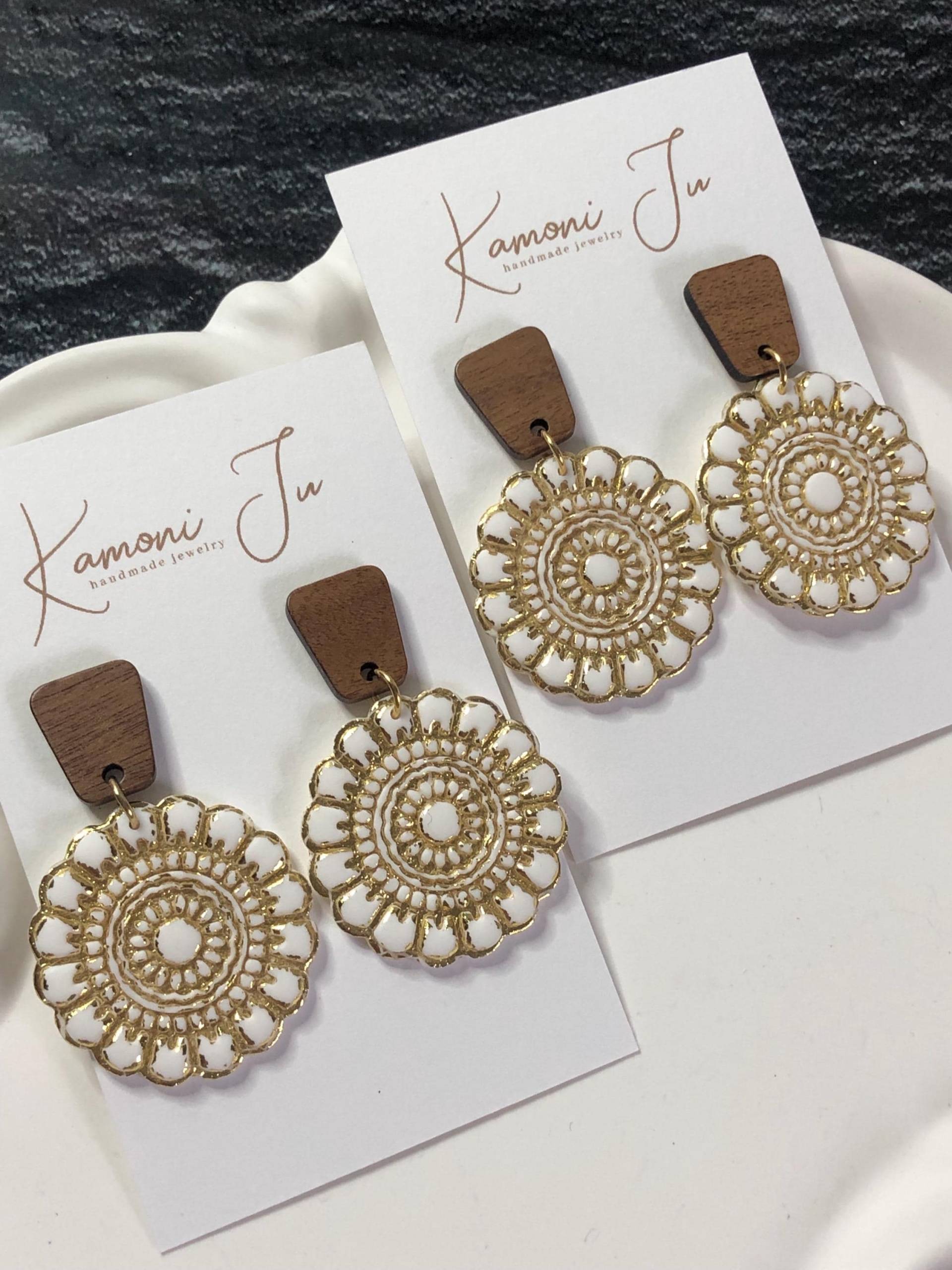 Boho Ohrringe. Weiß/Gold Mandala Mit Holzohrstecker von KamoniJu
