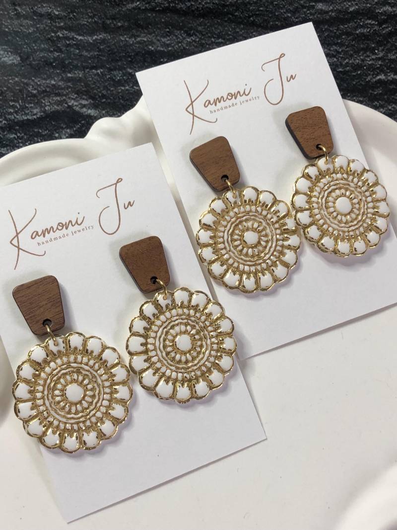 Boho Ohrringe. Weiß/Gold Mandala Mit Holzohrstecker Boho Ohrringe. Weiß/Gold Mandala Mit Holzohrstecker von KamoniJu