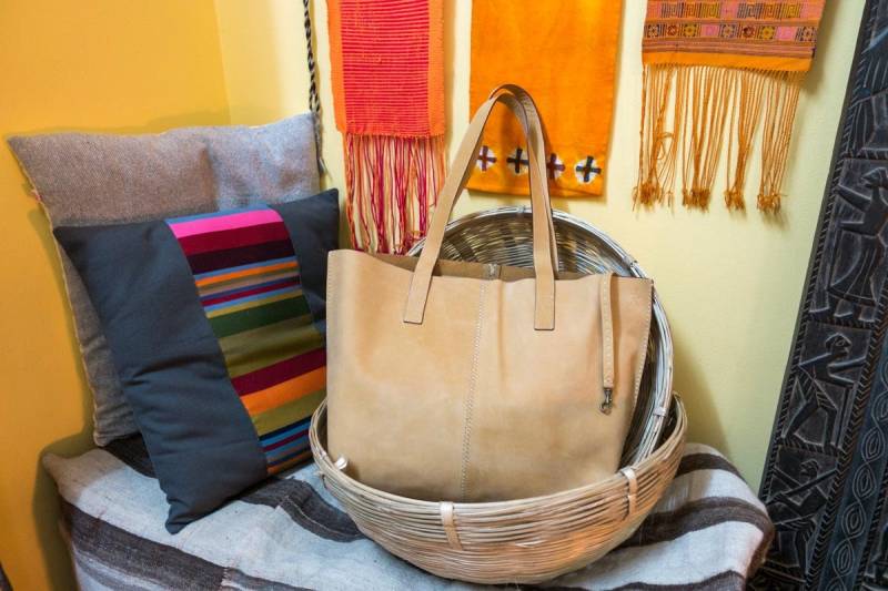 Handgearbeitete Tragetasche Aus Naturleder | Handgemacht in Nepal Handgearbeitete Tragetasche Aus Naturleder | Handgemacht in Nepal von KamzangDesign