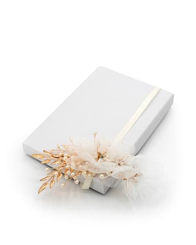 Bridesmaid Wrist Corsage – Elegant Gold and White Flower Bracelet with Pearls and Crystals – Handmade Wedding Accessory - Gift Box Option (gift box included) von Kanasi
