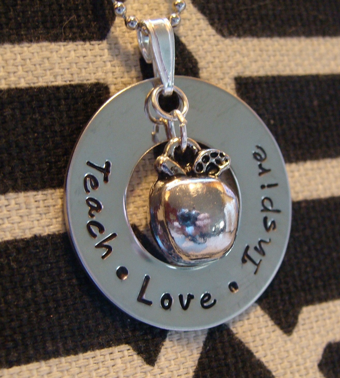 Edelstahl Hand Gestempelt Teach Love Inspire Halskette Mit Einem Zinn Apfel Charme von KandEBeads