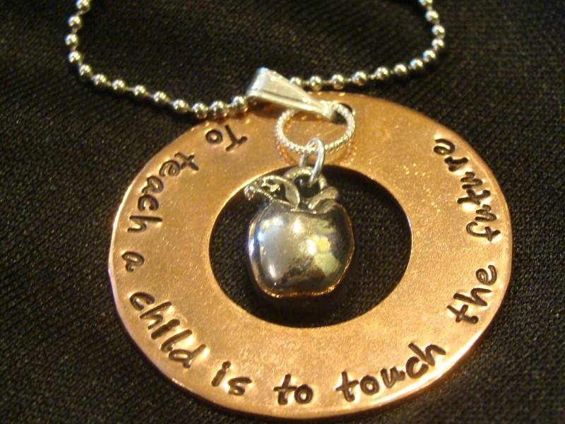 Ein Kind Zu Unterrichten Ist, Die Zukunft Hand Gestempelt Kupfer Halskette Mit Einem Silbernen Apfel Charme Berühren Ein Kind Zu Unterrichten Ist, Die Zukunft Hand Gestempelt Kupfer Halskette Mit Einem Silbernen Apfel Charme Berühren von KandEBeads
