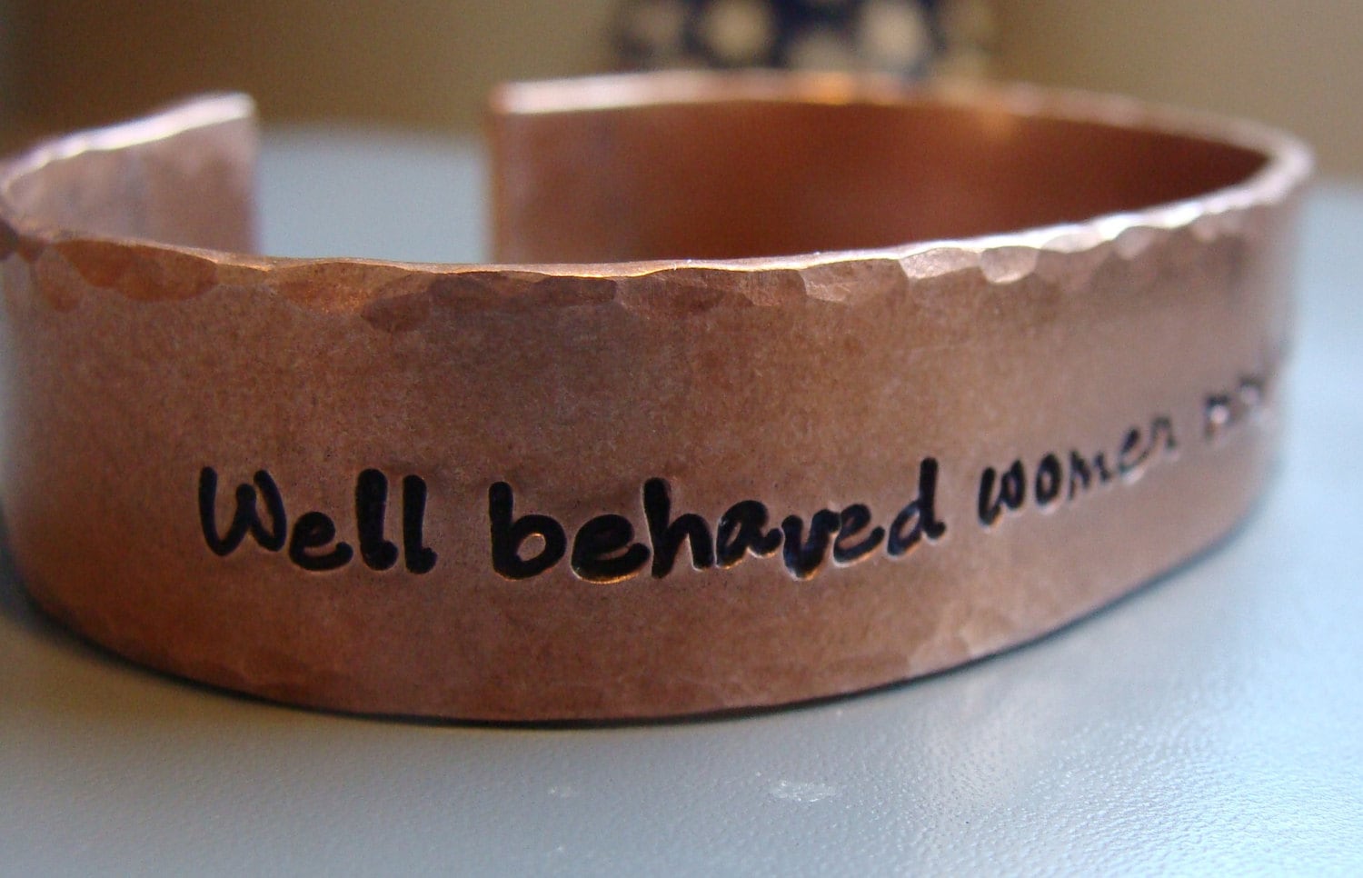 Hand Gestempelt Kupfer Manschette Armband. "Gut Benommene Frauen Machen Selten Geschichte" -M. Monroe von KandEBeads