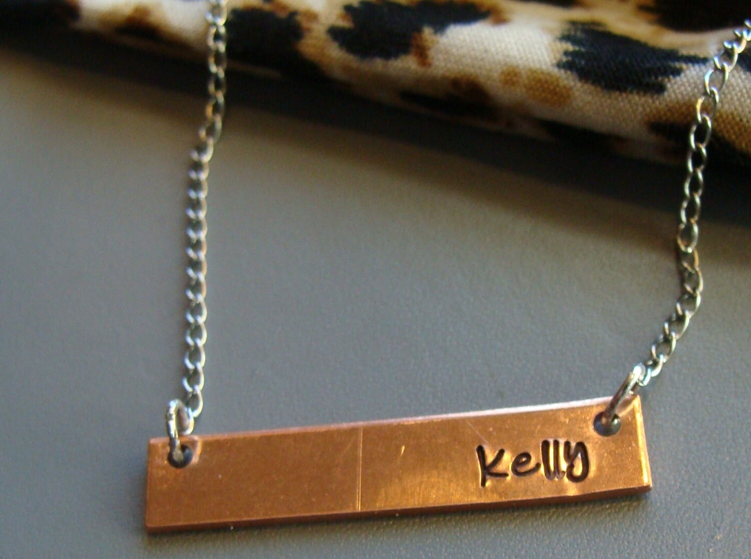 Kupfer Bar Name Halskette Mit Einer Edelstahl-Kabelkette von KandEBeads