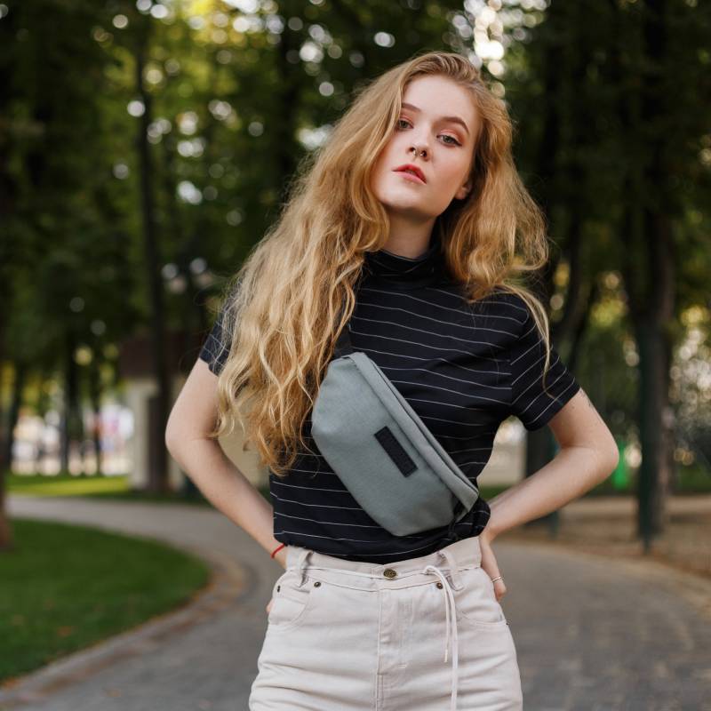 Graue Fanny Pack von Kandelabr