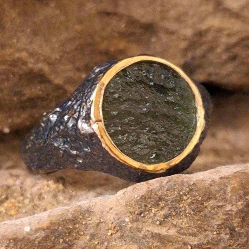 Brutalist Moldavit Ring Oxidierter Sterling Silber Tektit Statement Schmuck von KanevskyJewelry