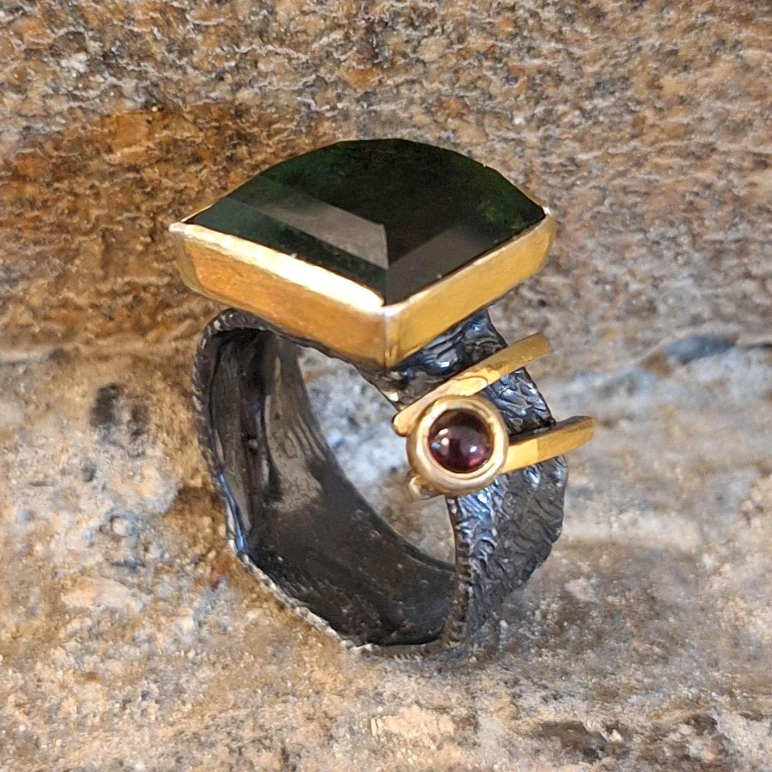 Facettierter Moldavit Ring Oxidiertes Sterling Silber, Einzigartiger Kristallschmuck von KanevskyJewelry