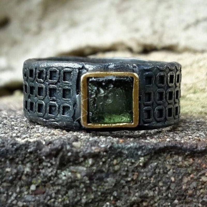 Handgemachter Ring Aus Oxidiertem Sterlingsilber Und Moldavit Herrenschmuck von KanevskyJewelry