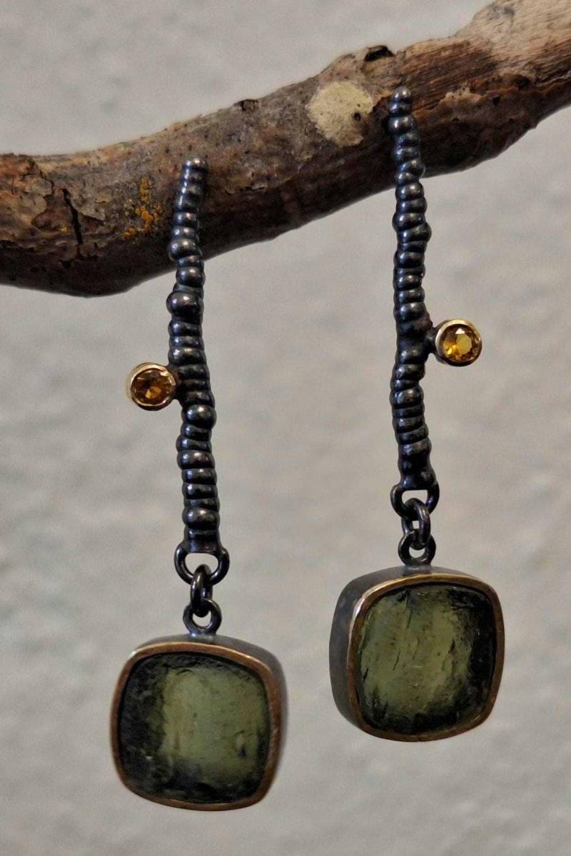 Handgemachte Ohrringe Aus Geschwärztem 925Er Silber Mit Moldavit Und 24K Vergoldung von KanevskyJewelry