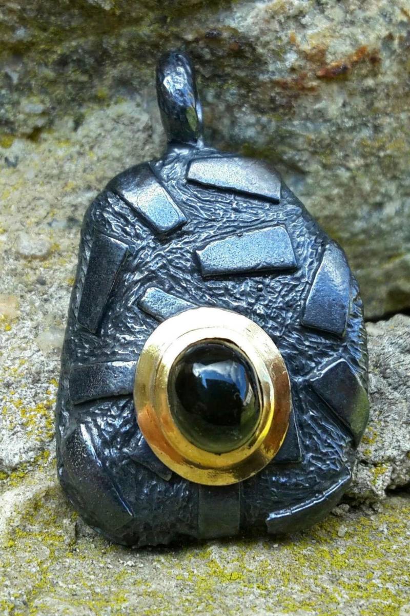 Handgemachter Moldavit Anhänger Strukturiertes Oxidiertes Silber, 24K Gold Handgemachter Moldavit Anhänger Strukturiertes Oxidiertes Silber, 24K Gold von KanevskyJewelry