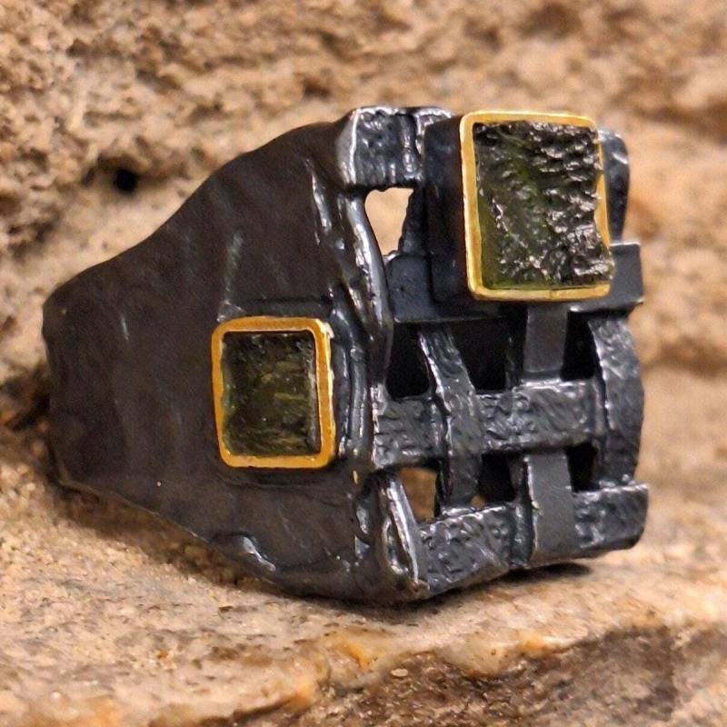 Roher Moldavit Sterling Silber Herrenring Brutalist Meteorit Schmuck Roher Moldavit Sterling Silber Herrenring Brutalist Meteorit Schmuck von KanevskyJewelry