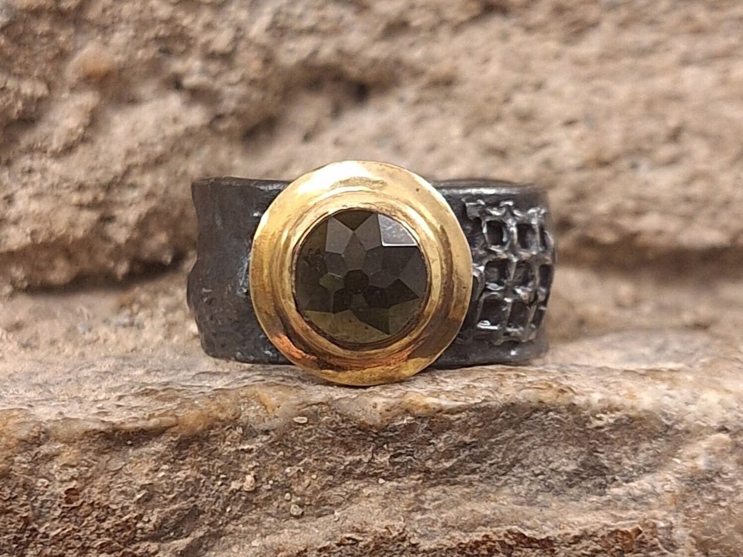 Handgemachter Moldavit Ring/Männerring Für Männer Rohstein von KanevskyJewelry